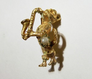 Teensy cat, 1 inch, playing a saxophone, with a pearl belly